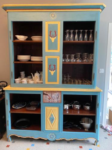 um armário azul com pratos e pratos em The Splendid View - 8 Personnes em Bouillon