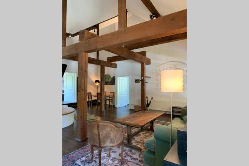 an open living room with a table and chairs at Köbelerhof - Stilvoll eingerichtete Landwohnung in Kördorf
