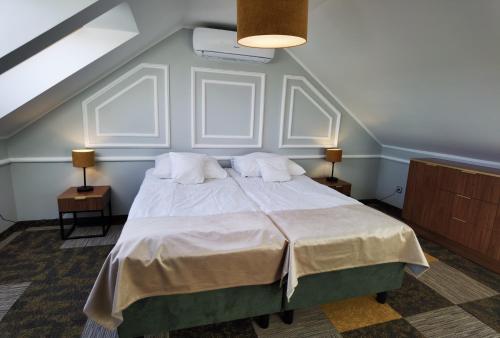 Postel nebo postele na pokoji v ubytování Hotel Kormoran Resort & SPA