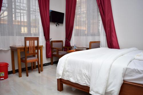 Un pat sau paturi într-o cameră la Hancol Hotel