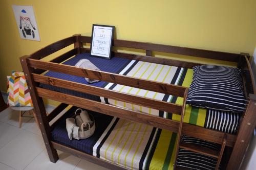 a bunk bed with a sign on top of it at Villa Sangemi in Àrbatax