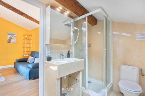 une salle de bain avec une douche, un lavabo et des toilettes dans l'établissement Vieux Nice - Jean Jaurès FSHH, à Nice