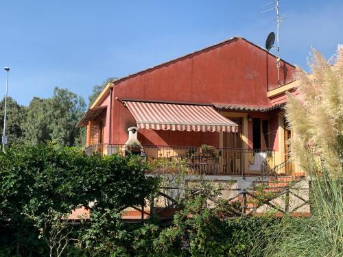 Photo de la galerie de l'établissement Casa Gino Petrulli Etna, villa con piscina, à Zafferana Etnea