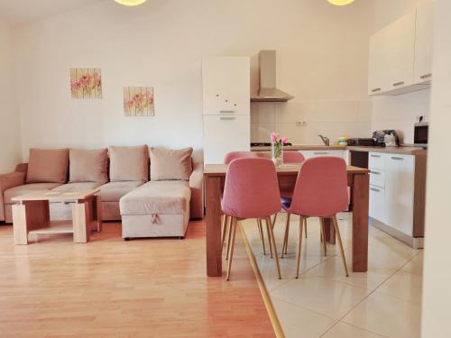 Apartment Nora near the beach