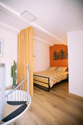 - une chambre avec un lit et un cactus dans l'établissement Duplex avec terrasse - hyper-centre de Toulon, à Toulon