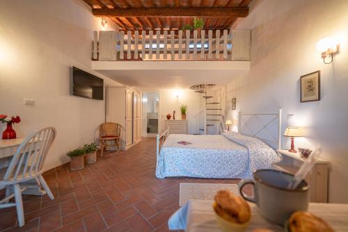 Un dormitorio con una cama y una mesa con pan. en Tenuta di Poggio Cavallo, en Istia dʼOmbrone
