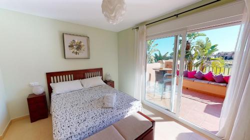 sypialnia z łóżkiem i przesuwanymi szklanymi drzwiami w obiekcie Casa Espliego M-A Murcia Holiday Rentals Property w mieście Torre-Pacheco