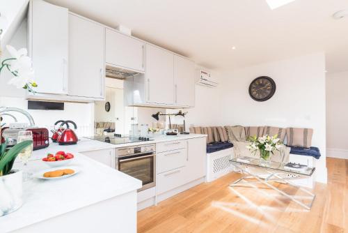 Luxury Flat with SW balcony in Fulham Broadway