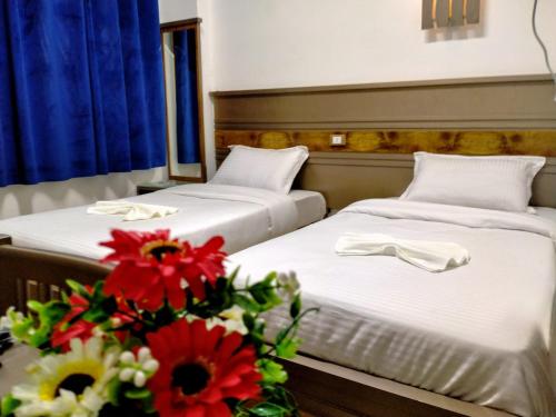 ダハブにあるVilla 22の花束付きの客室内のベッド2台