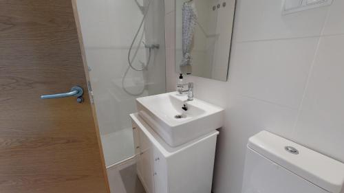 bagno bianco con lavandino e doccia di Casa Las Islas - A Murcia Holiday Rentals Property a Roldán