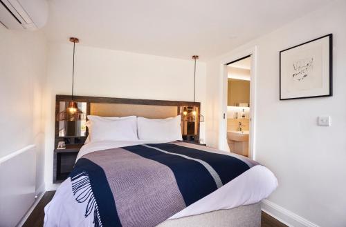 Una cama o camas en una habitación de José Pizarro The Swan Inn
