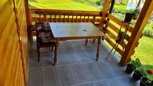 Balkoni atau teres di Livaditsa Kremna