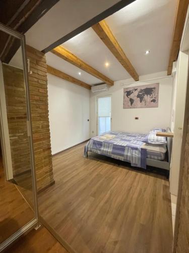 sypialnia z łóżkiem i drewnianą podłogą w obiekcie L'ANTICA FALCONERIA w mieście Jesi