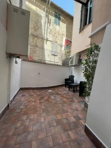 Pokój z ceglaną podłogą i budynkiem w obiekcie L'ANTICA FALCONERIA w mieście Jesi