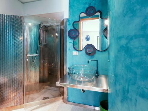 オートラントにあるDimora Corte del Seminarioの青いバスルーム(シンク、シャワー付)