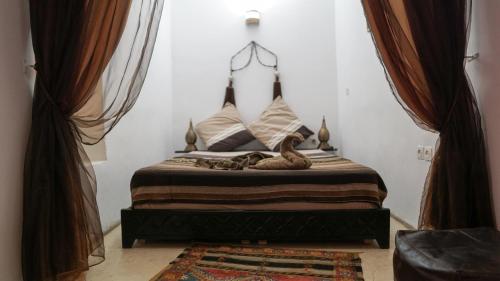 Een bed of bedden in een kamer bij Riad Ahlsouss