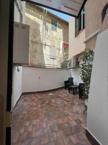 Habitación vacía con ventana grande en un edificio en L'ANTICA FALCONERIA, en Iesi