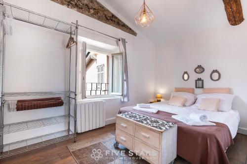 ein weißes Schlafzimmer mit einem Bett und einem Fenster in der Unterkunft Vieux Nice - Jean Jaurès FSHH in Nizza