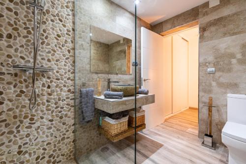une salle de bain avec un lavabo et une douche dans l'établissement Kanmarala, à Alhaurín de la Torre