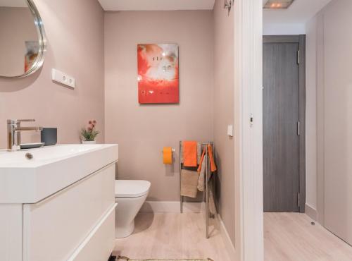uma casa de banho com um lavatório e um WC em Villanueva III em Madri