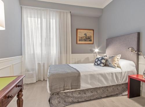 1 dormitorio con cama y ventana en Padilla III en Madrid