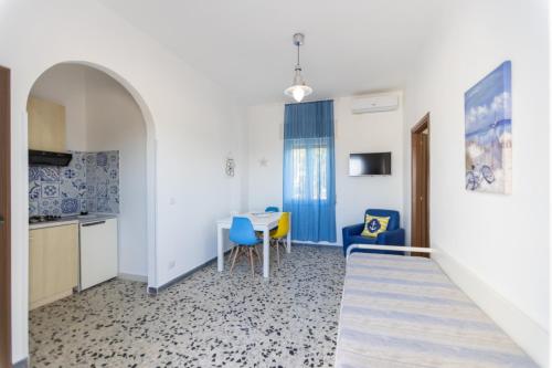a kitchen and a dining room with a table and chairs at Puntamare in Peschici