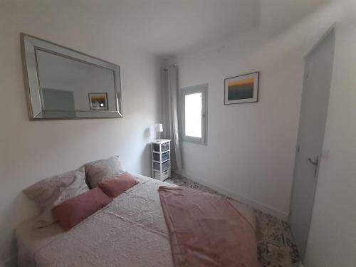 a bedroom with a bed and a mirror on the wall at Studio de l'Horloge - Studio de Charme, hyper centre Maison Jean Vilar in Avignon