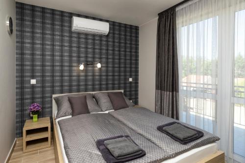 une chambre avec un lit avec deux oreillers dessus dans l'établissement Star Apartman, à Eger