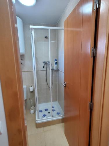 a shower with a glass door in a bathroom at Ático dúplex con piscina privada y vistas al mar en Paraíso de Vera! in Vera