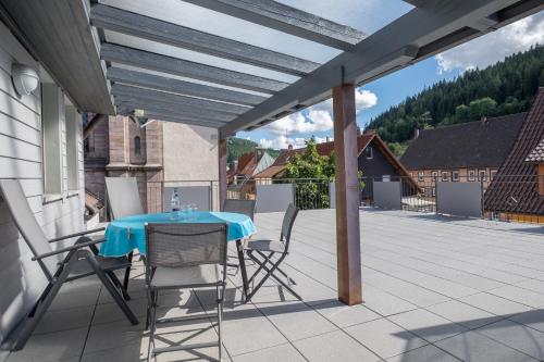d'une terrasse sur le toit avec une table et des chaises. dans l'établissement Gasthof Kreuz, à Vöhrenbach