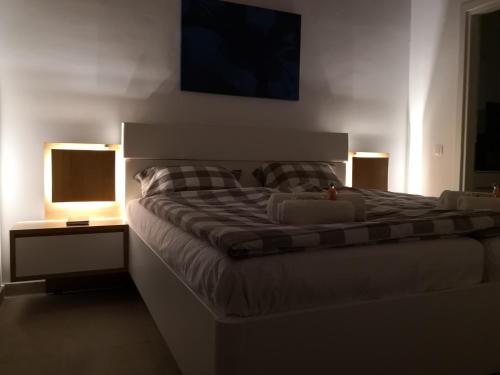 Ένα ή περισσότερα κρεβάτια σε δωμάτιο στο Sunset Sea View Villa 1