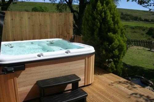 Billede fra billedgalleriet på Barn Cottage - Farm Park Stay with Hot Tub i Swansea
