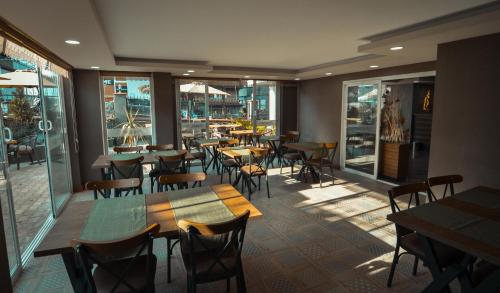 En restaurant eller et spisested på Nova Suite Residence