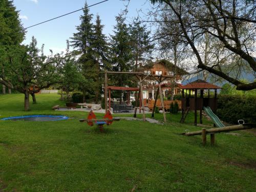 プレッセッガー・ゼーにあるHotel Kärntnerhof & Suiten 3-Stern Superiorの遊び場付き公園