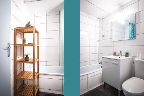 - deux photos d'une salle de bains avec toilettes et lavabo dans l'établissement Le Duplex Carmes, à Toulouse