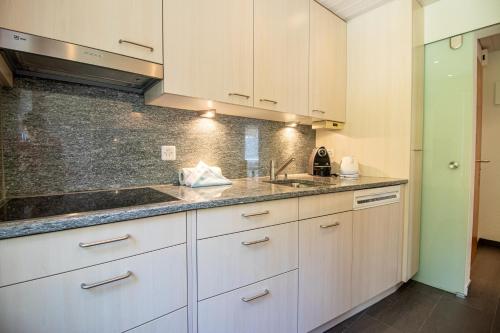 Utoring 412 by Arosa Holiday