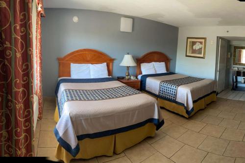 um quarto de hotel com duas camas num quarto em Travelodge by Wyndham Venice em Venice