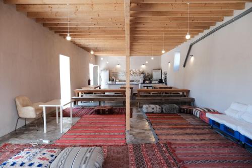 ein Wohnzimmer mit einem Tisch und einem Esszimmer in der Unterkunft Azoia 10 - Casas de Campo & Hostel in Azoia de Baixo