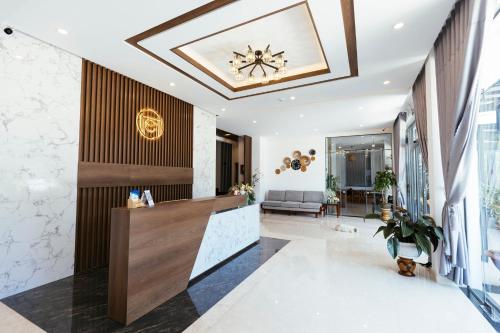 Lobbyen eller receptionen på Minh Chi Hotel