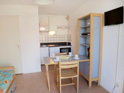 une petite cuisine avec une table et des chaises dans une pièce dans l'établissement Apartment Palm Beach-2 by Interhome, au Barcarès