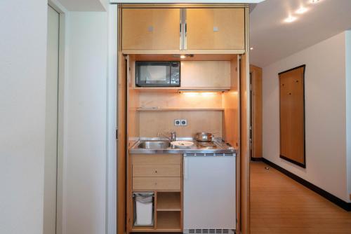 Una cocina o cocineta en Seminaris Hotel Leipzig