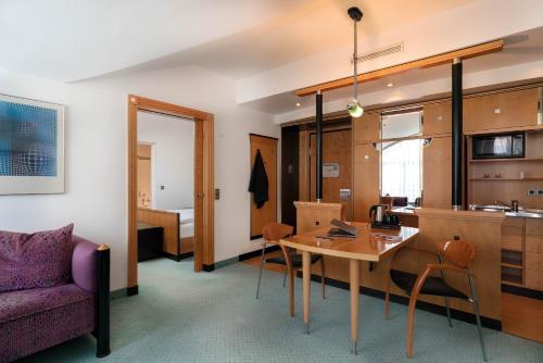 Una cocina o cocineta en Seminaris Hotel Leipzig