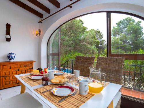 einem Tisch mit Essen vor einem Fenster in der Unterkunft Holiday Home La Cigarra by Interhome in Calpe