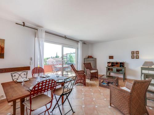 une salle à manger avec une table et des chaises dans l'établissement Apartment Le Golf de Roquebrune by Interhome, à La Rouviere