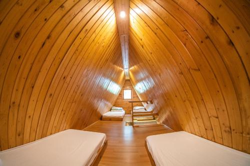 a room with two beds in a sauna at Domki Nad Starą Regą in Mrzeżyno