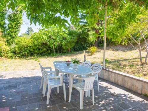 einen blauen Tisch und Stühle auf einer Terrasse in der Unterkunft Holiday Home Scutti by Interhome in Altino
