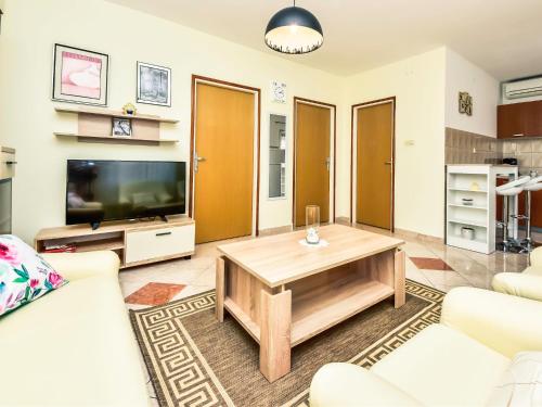 Televízia a/alebo spoločenská miestnosť v ubytovaní Apartment Dragica-2 by Interhome