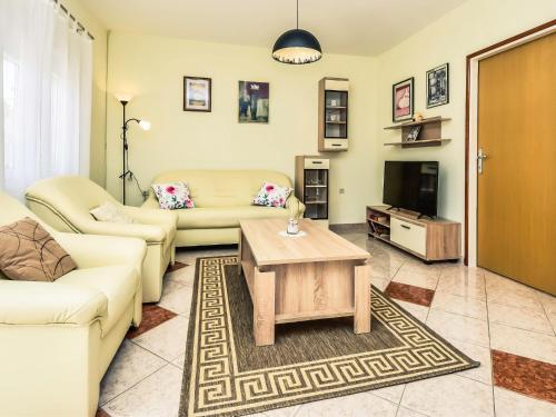 Televízia a/alebo spoločenská miestnosť v ubytovaní Apartment Dragica-2 by Interhome