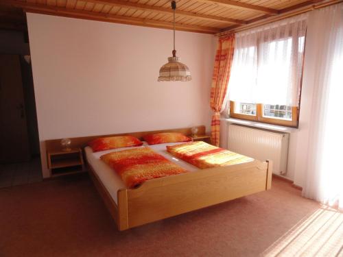 ジプリンゲンにあるGästehaus Bettinaのベッドルーム1室(枕付きのベッド1台、窓付)