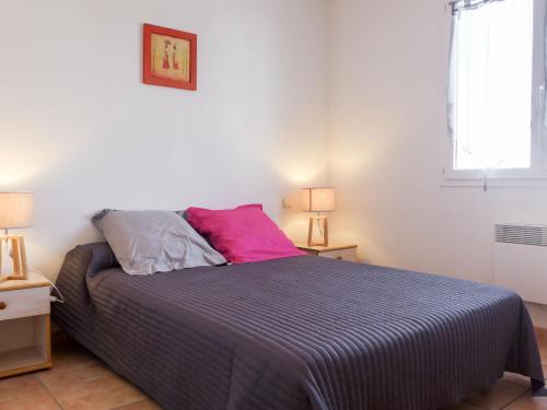 une chambre avec un lit avec deux tables de nuit et deux lampes dans l'établissement Holiday Home Les Fauvettes by Interhome, au Barcarès